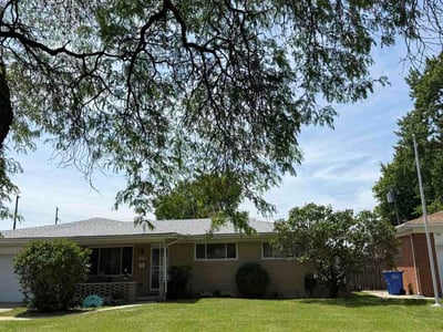 Lawn care service in Warren, 48093