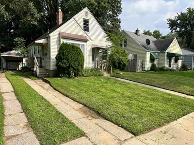 Lawn care service in Toledo, 43607