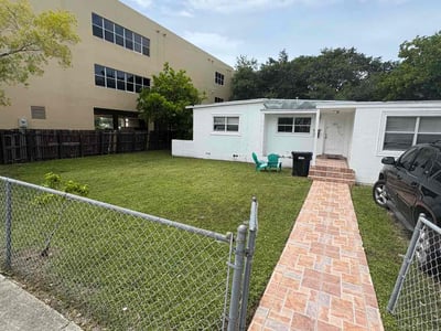 Lawn care service in North Miami Beach, 33162