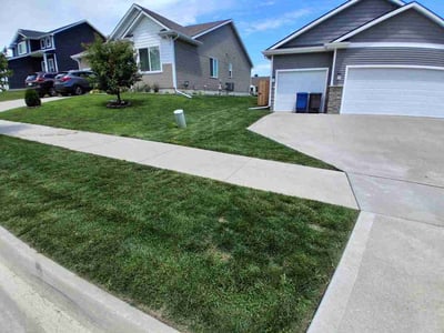 Lawn care service in Des Moines, 50320
