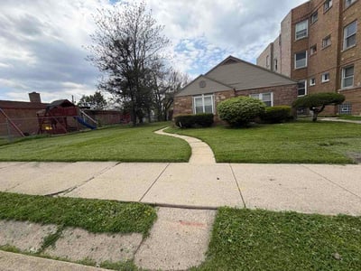 Lawn care service in Chicago Heights, 60411