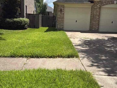 Lawn care service in Manvel, 77578