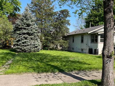 Lawn care service in Minneapolis, 55406
