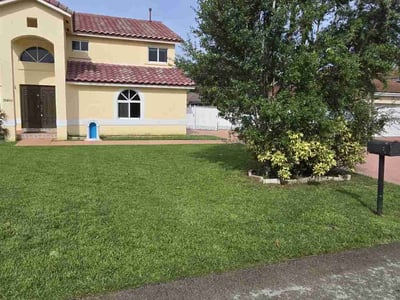 Lawn care service in Miami, 33196