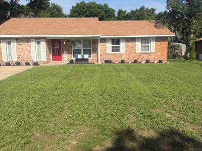 Lawn care service in Fort Walton Beach, 32548