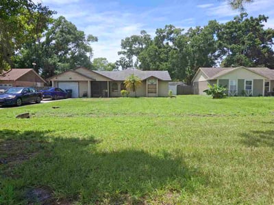 Lawn care service in Bradenton, 34203