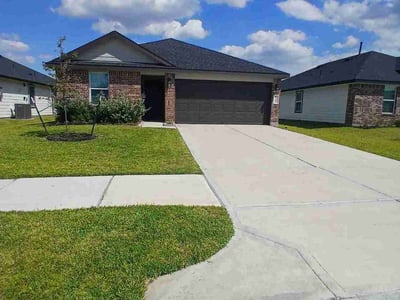 Lawn care service in Rosharon, 77583
