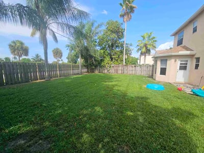 Lawn care service in Boca Raton, 33496