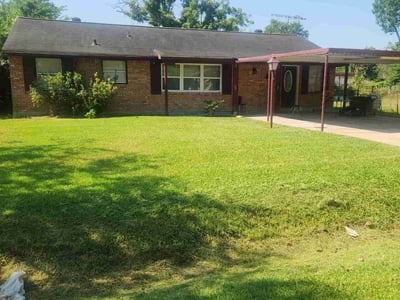 Lawn care service in Houston, 77028