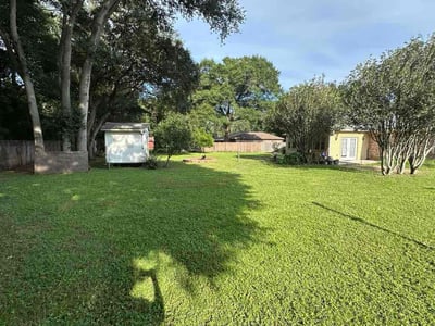 Lawn care service in Milton, 32570