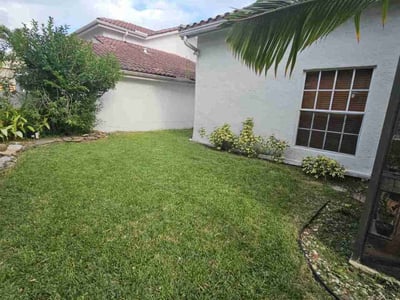 Lawn care service in Boca Raton, 33498