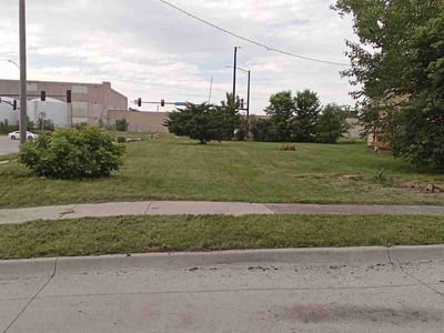 Lawn care service in Des Moines, 50317