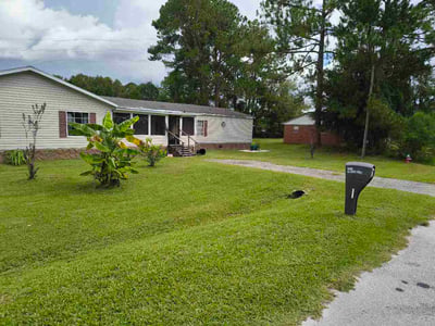 Lawn care service in Lake City, 32025