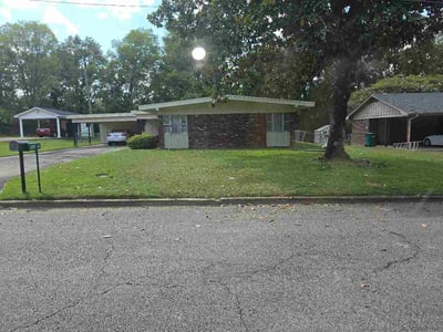 Lawn care service in Tupelo, 38801