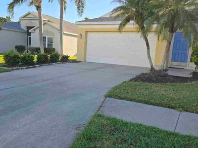 Lawn care service in Bradenton, 34203