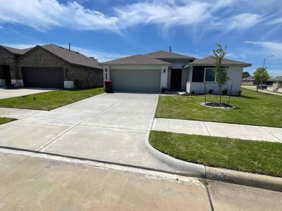 Lawn care service in Baytown, 77523