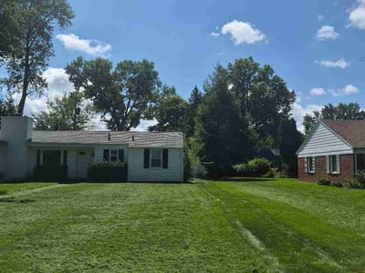 Lawn care service in Toledo, 43606