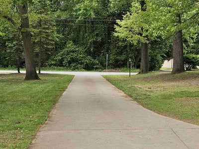 Lawn care service in Toledo, 43615