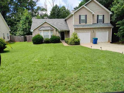 Lawn care service in Fairburn, 30213