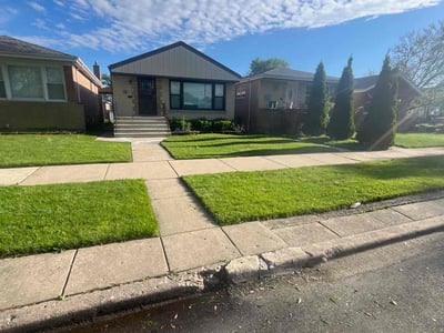 Lawn care service in Chicago, 60652