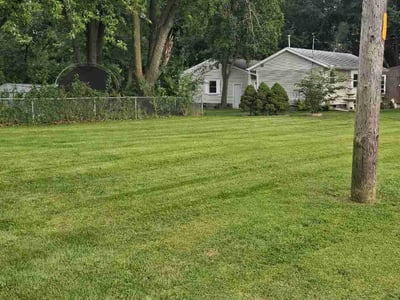 Lawn care service in Des Moines, 50315