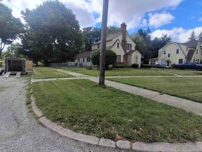 Lawn care service in Flint, 48504