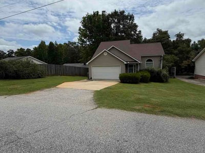Lawn care service in Greenville, 29609