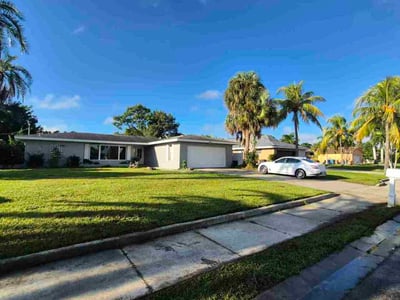 Lawn care service in Fort Myers, 33919