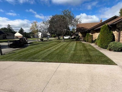 Lawn care service in West Bloomfield Township, 48322