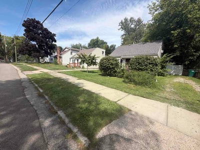 Lawn care service in Lansing, 48910