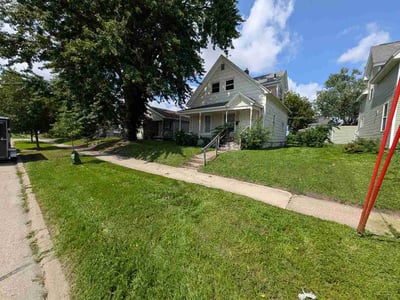 Lawn care service in Cedar Rapids, 52404