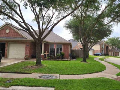 Lawn care service in Richmond, 77406