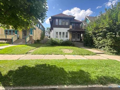 Lawn care service in Milwaukee, 53210