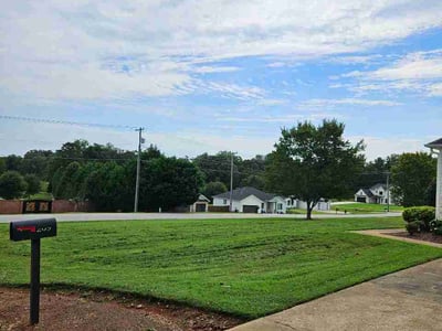 Lawn care service in Greer, 29651