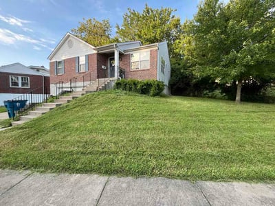 Lawn care service in St. Louis, 63133