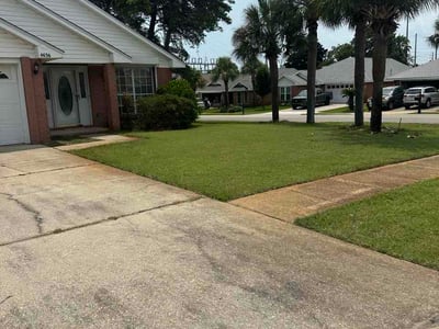 Lawn care service in Destin, 32541