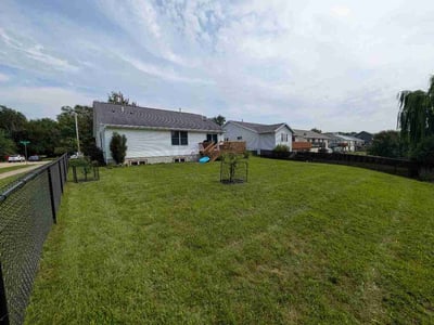 Lawn care service in Cedar Rapids, 52404