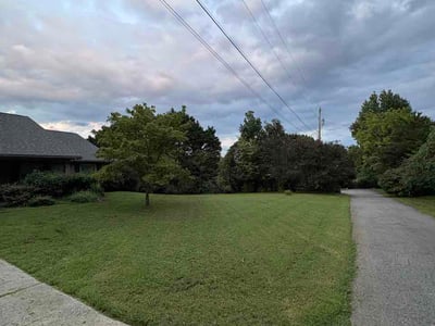 Lawn care service in Maryville, 37803
