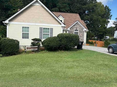 Lawn care service in Temple, 30179
