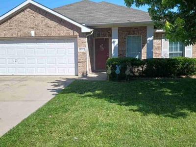Lawn care service in Benbrook, 76126