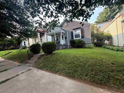 Lawn care service in Louisville, 40204