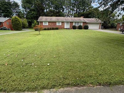 Lawn care service in Maryville, 37803
