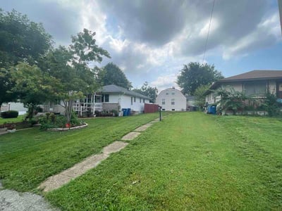 Lawn care service in St. Louis, 63125