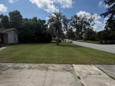 Lawn care service in Orange Park, 32073