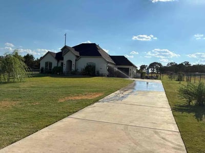 Lawn care service in Weatherford, 76085