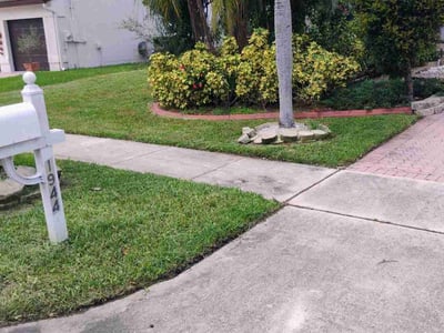 Lawn care service in Pembroke Pines, 33029