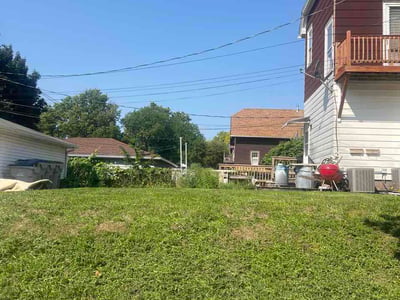 Lawn care service in Milwaukee, 53208