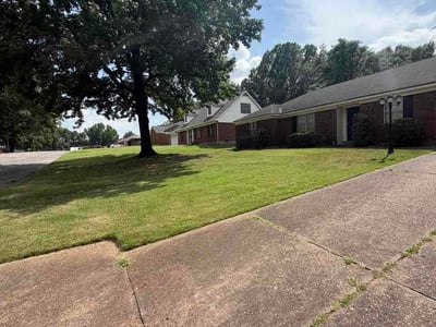 Lawn care service in Memphis, 38116