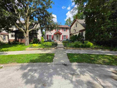 Lawn care service in Minneapolis, 55405