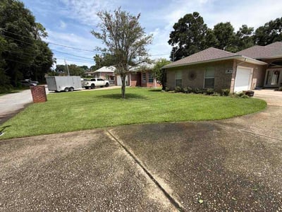 Lawn care service in Pensacola, 32504